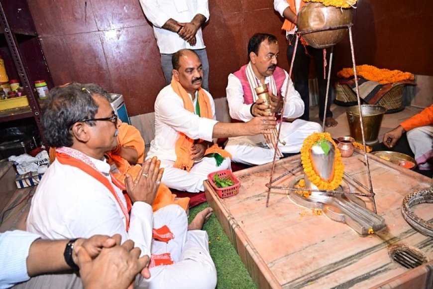 Lucknow: उप मुख्यमंत्री ने प्रयागराज स्थित पारद चंद्रमौलेश्वर महादेव मंदिर में किए दर्शन-पूजन। 