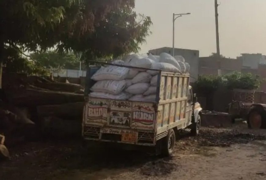Hardoi: रामगंगा से अवैध सीप ले जा रही पिकअप पकड़ी: वन विभाग ने 48 बोरी सीप जब्त की, आरोपी फरार।