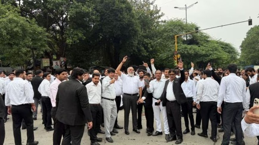 उच्च न्यायालय ने बार एसोसिएशनों को जारी की सख्त चेतावनी, कहा- हड़ताल के कारण आम जनता के अधिकारों का न हो हनन।