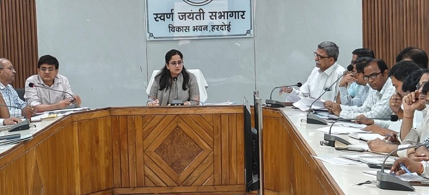 Hardoi: विकास भवन सभागार में योजनाओं की समीक्षा, अधिकारियों को समयबद्ध क्रियान्वयन के निर्देश। 