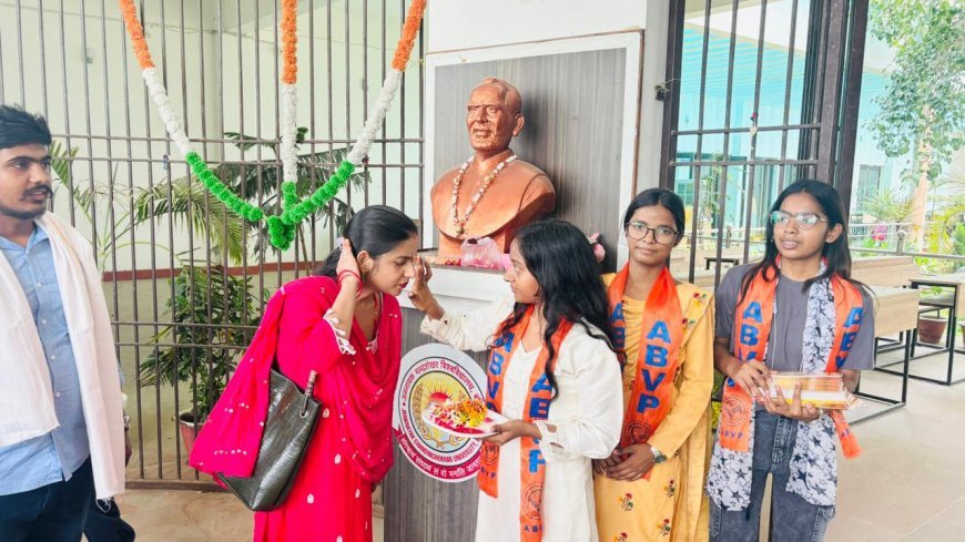 Ballia : जननायक चंद्रशेखर विश्वविद्यालय में नए शोधार्थियों का तिलक लगाकर हुआ अनोखा स्वागत