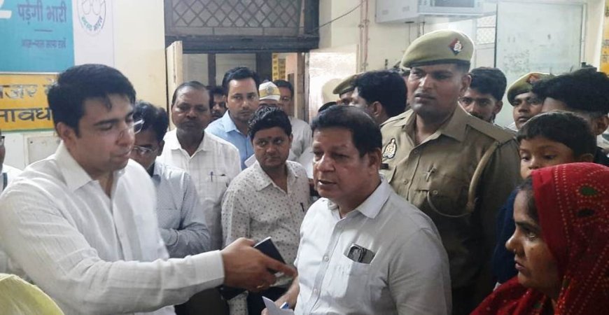 Hathras : जिलाधिकारी अतुल वत्स ने जिला अस्पताल का किया औचक निरीक्षण, मरीजों को बाहर की दवा लिखने पर जताई नाराजगी