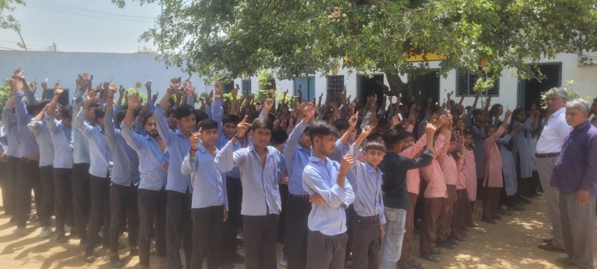 Hathras : विद्यापीठ इंटर कॉलेज में बच्चों को दी गईं आयरन की गोलियां, प्रधानाचार्य ने समझाए फायदे