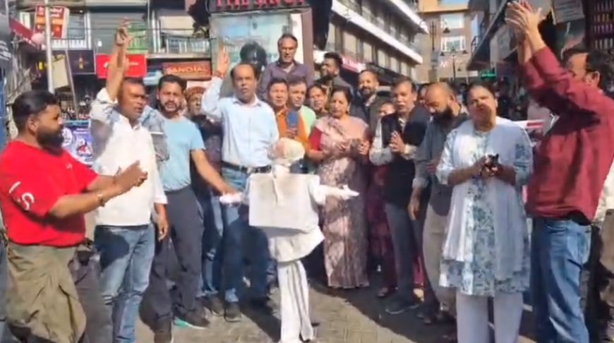 Mussoorie: राहुल गांधी की टिप्पणी पर मसूरी में भाजपा का प्रदर्शन, फूंका पुतला।