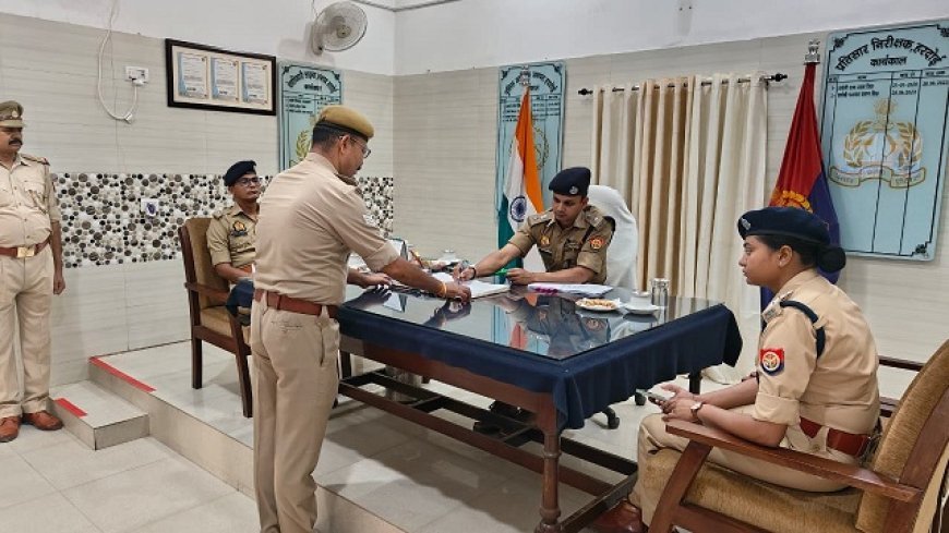 Hardoi: हरदोई पुलिस लाइन में शुक्रवार परेड का निरीक्षण, एसपी ने दिए आवश्यक दिशा-निर्देश।