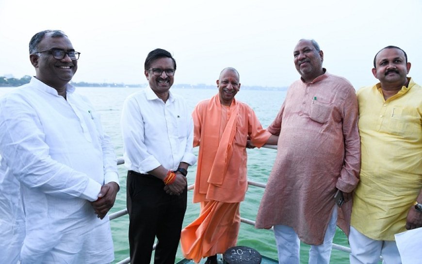 सीएम योगी ने रामगढ़ताल में की क्रूज की सवारी: लहरों पर विहार करने के साथ मुख्यमंत्री ने ताल की साफ-सफाई का लिया जायजा। 