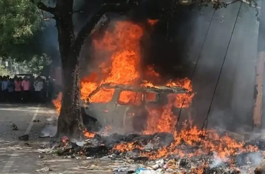 Hapur : विशाल मेगा मार्ट के सामने खड़ी गाड़ी में अचानक लगी भयंकर आग, वाहन जलकर पूरी तरह हुआ नष्ट