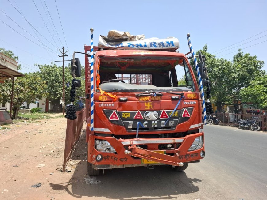 Hathras : आगरा-अलीगढ़ नेशनल हाईवे पर कैंटर चालक को आई झपकी, खंभे से टकराई गाड़ी, चालक घायल और रास्ता हुआ जाम