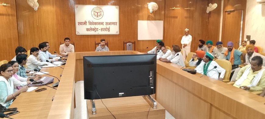 Hardoi: डीएम अनुनय झा सख्त: किसानों को निर्धारित मूल्य पर मिले उर्वरक, जर्जर पोल-ट्रांसफार्मर तत्काल बदलने के निर्देश। 