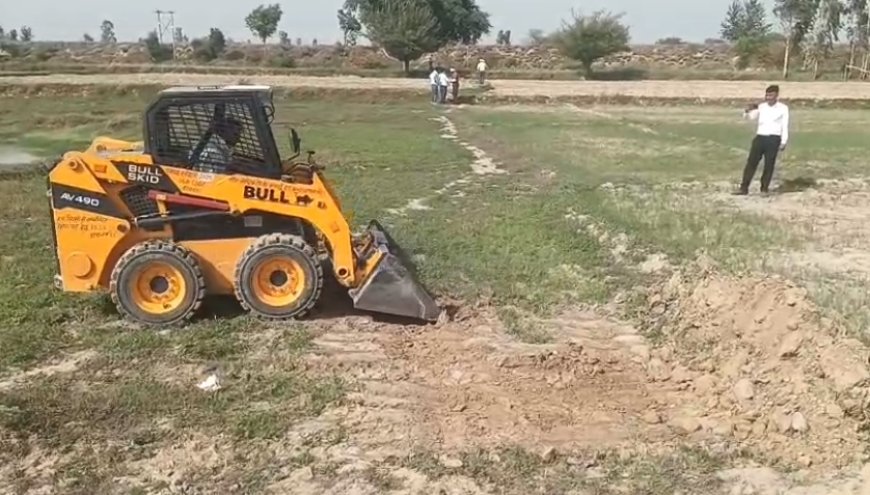 सम्भल में 200 बीघा झील पर चला बुलडोजर, अवैध कब्ज़े हटे - बीच की मज़ार भी प्रशासन ने हटवाई।