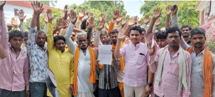 Sitapur: ग्राम प्रधान और अधिकारियों की मिलीभगत से गरीब काश्तकार बेघर होने की कगार पर।