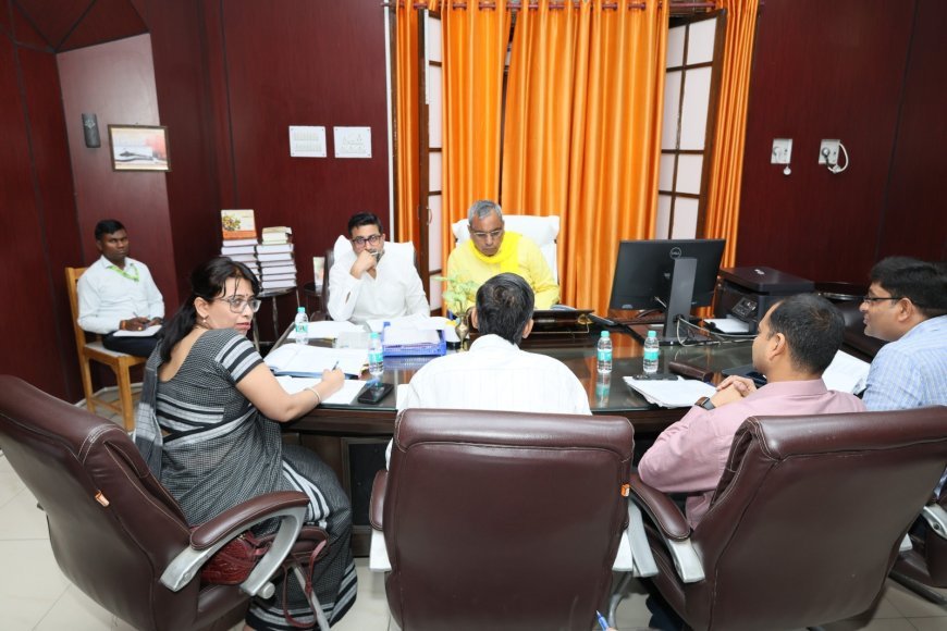 Lucknow : मदरसों में बायोमेट्रिक उपस्थिति और शिक्षकों के प्रशिक्षण पर जोर, अल्पसंख्यक कल्याण मंत्री ने की समीक्षा