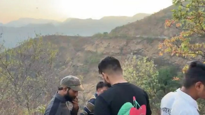 महाराष्ट्र के रायगढ़ में भीषण सड़क हादसा, अम्बेनाली घाट की गहरी खाई में स्कॉर्पियो गिरने से आठ लोगों की दर्दनाक मौत।