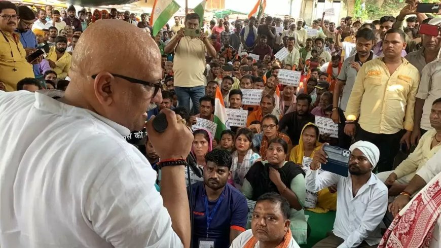 Saharanpur : कानून व्यवस्था के खराब होने के खिलाफ कांग्रेस नेताओं का प्रदर्शन, राज्यपाल के नाम सौंपा पत्र