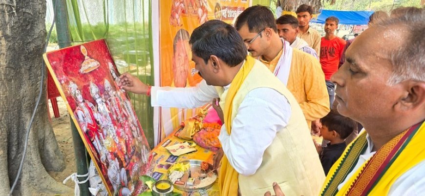 Hardoi: जेठ के चौथे बड़े मंगलवार पर उमड़ा आस्था का सैलाब, विशाल भंडारे में शामिल हुए पूर्व राज्यमंत्री सुनील अर्कवंशी। 