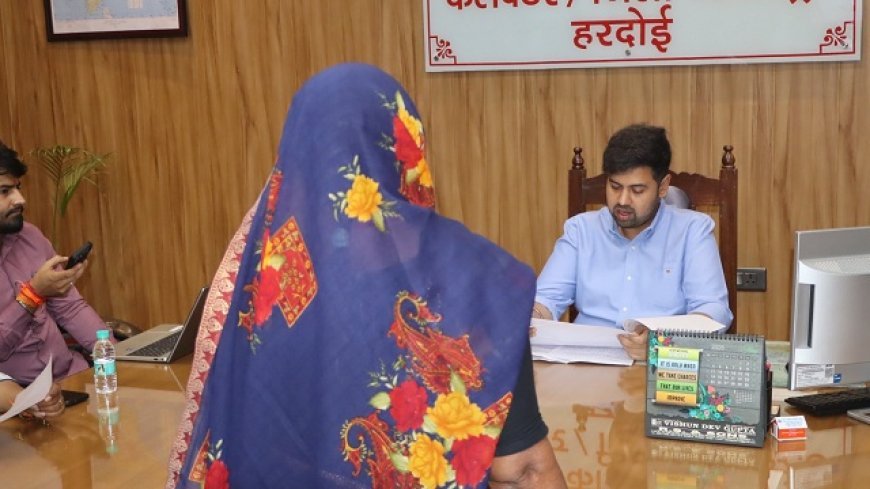 Hardoi: जनसुनवाई में डीएम अनुनय झा ने सुनीं 71 शिकायतें, अधिकारियों को दिए त्वरित निस्तारण के निर्देश। 