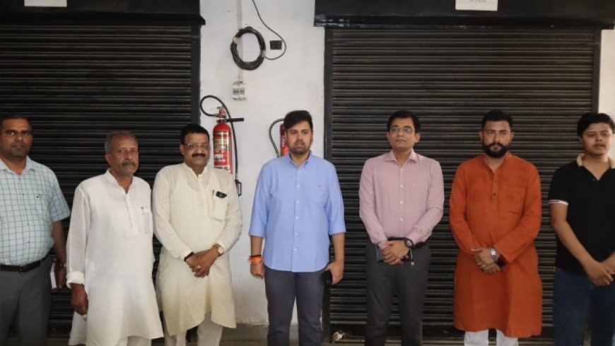 Hardoi: जिला निर्वाचन कार्यालय के वेयर हाउस का डीएम अनुनय झा ने किया निरीक्षण, ईवीएम सुरक्षा व्यवस्था पर दिए सख्त निर्देश। 