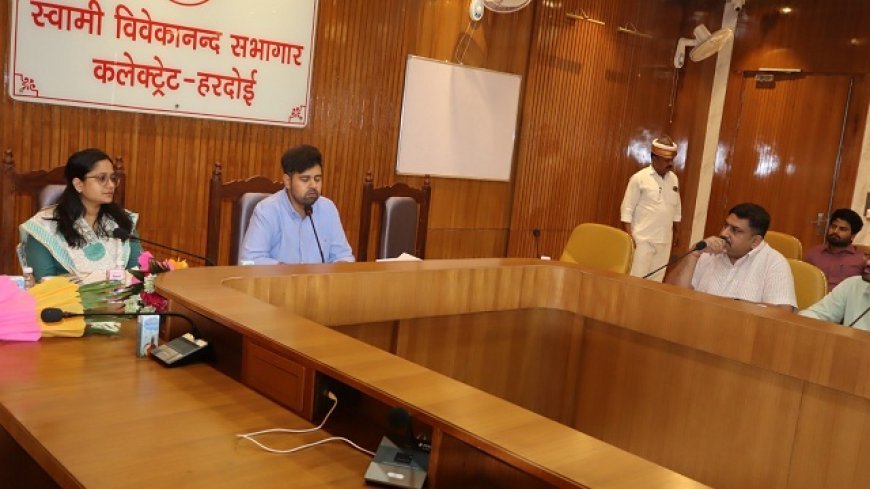 Hardoi: सीएम युवा उद्यमी योजना में लापरवाही बर्दाश्त नहीं, डीएम अनुनय झा ने बैंकों को लक्ष्य पूर्ति के दिए निर्देश। 