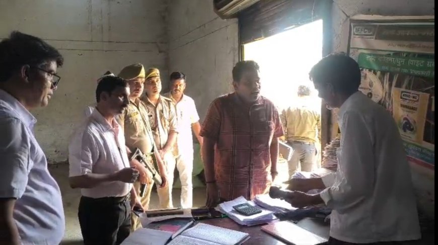 Sitapur : जिलाधिकारी ने खाद की दुकानों का अचानक किया निरीक्षण, काम में ढिलाई बरतने वाले डीलर की तनख्वाह रोकी और अधिकारी को दी चेतावनी