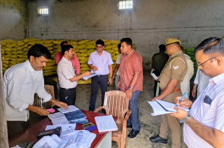 Sitapur : खाद की दुकानों पर जिलाधिकारी का अचानक छापा, गड़बड़ी और ढिलाई मिलने पर वेतन रोकने और सख्त कार्रवाई के आदेश
