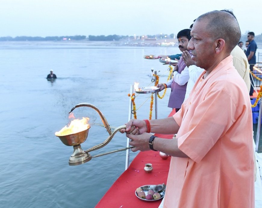 Prayagraj: सीएम योगी ने संगम में फ्लोटिंग जेटी पर गंगा आरती का किया शुभारंभ, अब होगी हर शाम। 
