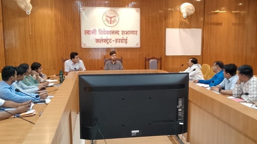 Hardoi: नगर निकायों में विकास कार्यों को लेकर डीएम सख्त, ई-रिक्शा स्टैंड, वेंडिंग जोन व नाला सफाई पर जोर।