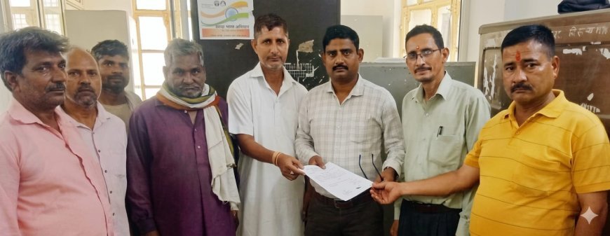Bajpur: सड़क किनारे-किनारे सारी ग्राम सभा के घरो व नालियों का कचरा पन्नी हटाने की मांग।