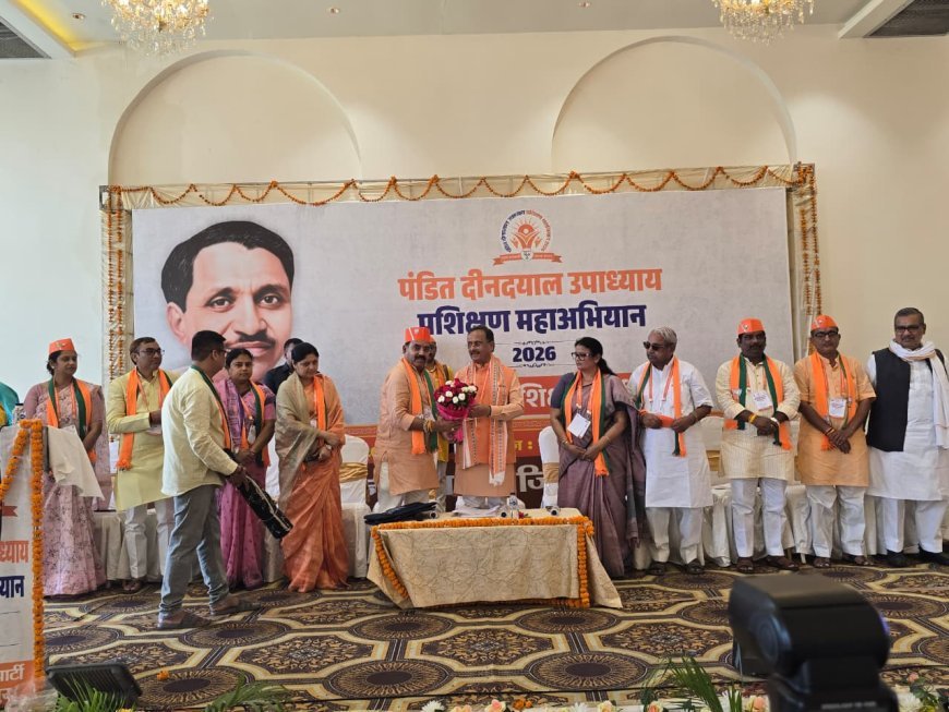 Sitapur : राज्यसभा सांसद डॉक्टर दिनेश शर्मा ने कार्यकर्ताओं में भरा जोश, दिया जीत का मंत्र