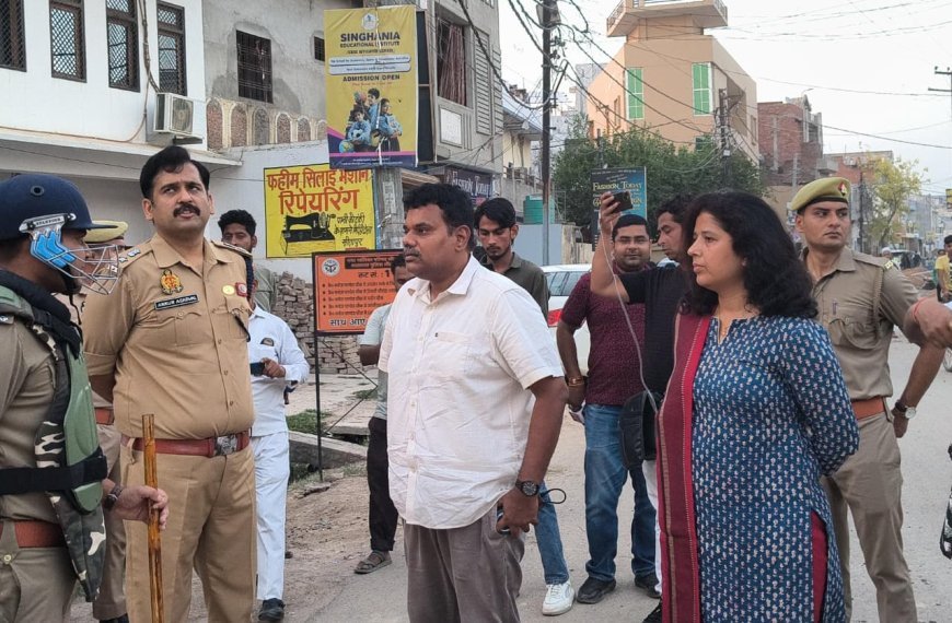 Sitapur : त्योहार को लेकर प्रशासनिक अमला सतर्क, जिलाधिकारी और पुलिस अधीक्षक ने खुद सड़कों पर उतरकर लिया सुरक्षा व्यवस्था का जायजा