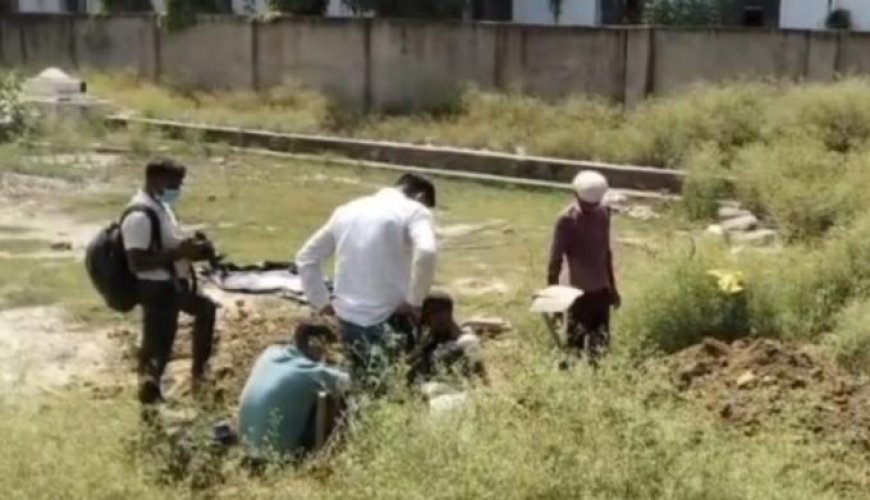 Sitapur : संदेहास्पद स्थिति में लड़की की मौत के बाद दफनाया गया शव कब्र से बाहर निकाला गया, जांच के लिए पोस्टमार्टम हाउस भेजा