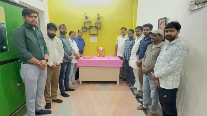Hardoi : ग्रामीण पत्रकारिता के जनक बाबू बालेश्वर लाल को दी गई श्रद्धांजलि, पत्रकारों ने लिया जनहित की आवाज उठाने का संकल्प