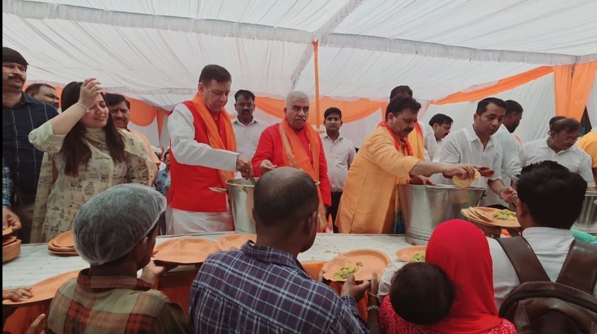 Lucknow : स्टांप पंजीयन मंत्री के विशाल भंडारे में उमड़ी सरकार, मंत्रियों ने भक्तों को बांटा प्रसाद