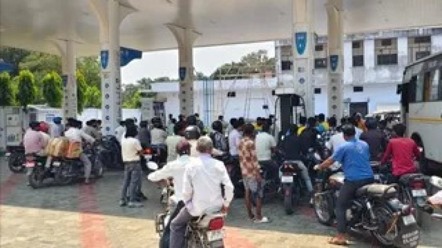 भारतीय सीमा से ₹103 का पेट्रोल नेपाल पहुंचते ही हो रहा ₹135 का, चंद रुपयों के मुनाफे के लिए नेपाली युवा लगा रहे नियमों को चूना