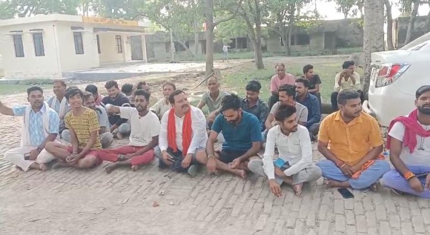 Sitapur : चार दिनों से बिजली गुल होने पर रेउसा पावर हाउस पर उपभोक्ताओं का फूटा गुस्सा, प्रदीप अवस्थी के नेतृत्व में घेराव और धरना शुरू