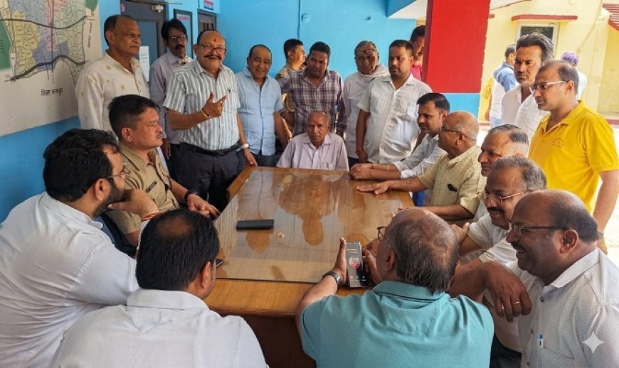 Bajpur: दिनदहाड़े सोने की अंगूठी लूटने को लेकर व्यापारियों ने एसएसआई को घेरा। 
