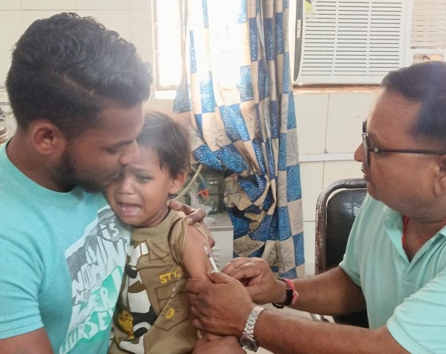 Sitapur: खैराबाद क्षेत्र में कुत्ते-बंदरों के आतंक से बढ़े मरीज, रोज लग रहे एंटी रेबीज इंजेक्शन।