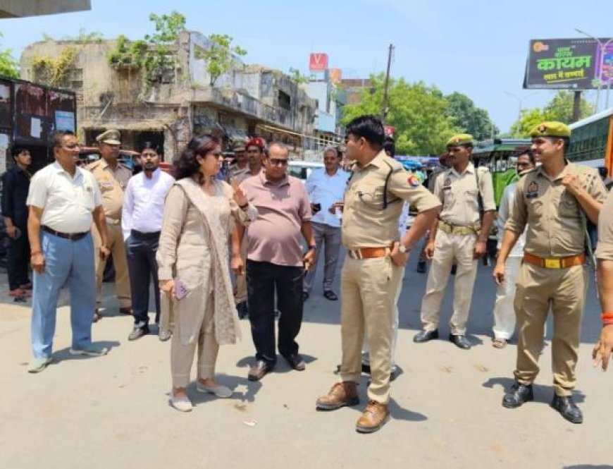 Sitapur: बस अड्डा चौराहे पर डग्गामार और बेतरतीब बसों का कब्जा, रेंग रहा शहर।