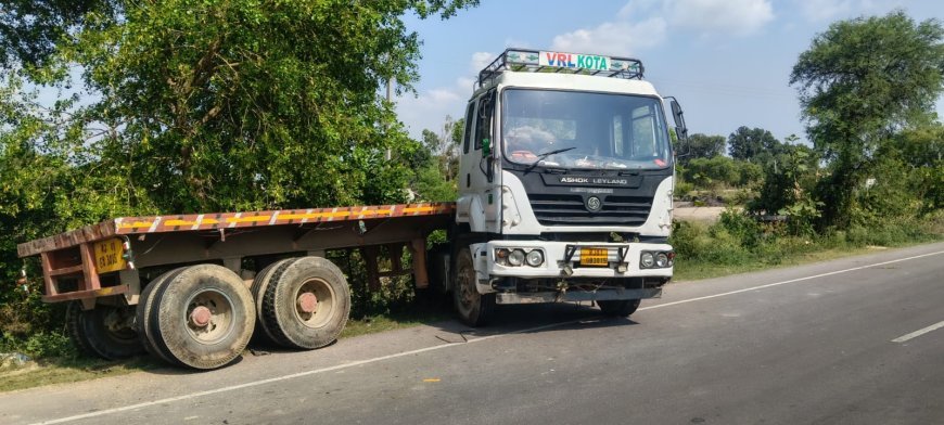 Sitapur: ट्रक, ट्रेलर और कार की टक्कर में कार चालक की मौत, दो घायल।