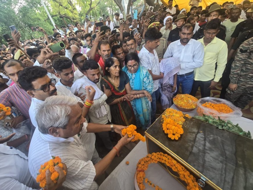 Sitapur : जम्मू-कश्मीर में कर्तव्य निभाते हुए नैमिषारण्य का लाल वीरगति को प्राप्त, पैतृक गाँव में सैन्य सम्मान के साथ हुआ अंतिम संस्कार