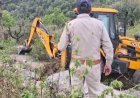 Mussoorie: मसूरी वन विभाग का बुलडोजर एक्शन, नोटिफाइड क्षेत्र में ध्वस्त हुई प्लॉटिंग, पालिका के प्लिंथ प्रमाणपत्रों पर भी सवाल।