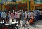 Lakhimpur- Kheri : बारिश के बाद यूरिया की किल्लत, सहकारी समितियों पर खाद खत्म होने से महंगे दामों पर खरीदने को मजबूर किसान