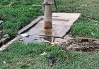 Sitapur : रखरखाव के अभाव में बदहाल हुआ सरकारी हैंडपंप, ग्रामीणों को सता रहा बीमारियों और कीड़े-मकोड़ों का डर
