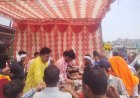 Hardoi : बड़े मंगल पर आयोजित भंडारे में उमड़ी श्रद्धालुओं की भारी भीड़