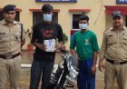 Bajpur: बाइक सवार दो बदमाश मोबाइल लुटेरो को पुलिस ने दबोचा