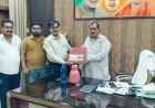Hardoi: विधायक श्याम प्रकाश व सांसद जयप्रकाश रावत को भेंट की गई उद्यान विभाग की कॉफी टेबल बुक