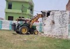 Sambhal: सरकारी रास्ते पर बनी ईदगाह की अवैध दीवार पर चला बुलडोजर, प्रशासन ने कोठरी भी कराई ध्वस्त