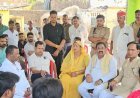 Hardoi: जिला पंचायत अध्यक्ष प्रेमावती ने सदस्य लालाराम राजपूत के आवास पहुंचकर जाना कुशलक्षेम