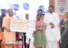 Varanasi : मुख्यमंत्री योगी आदित्यनाथ ने वाराणसी में लाभार्थियों को सौंपे स्वीकृति पत्र, चेक और चाबियां