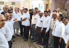 Hathras: निबंधन कार्यालयों के निजीकरण के विरोध में तीसरे दिन भी हड़ताल जारी, एसडीएम को सौंपा ज्ञापन
