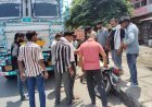 Hathras: बेकाबू ट्रक ने खड़ी बाइक को मारी टक्कर हजारों का नुकसान